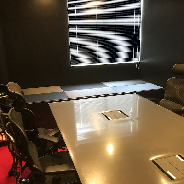 IT企業の会議室に設置された黒い畳