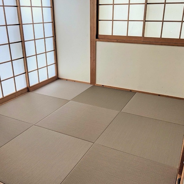 モカベージュ色の琉球畳